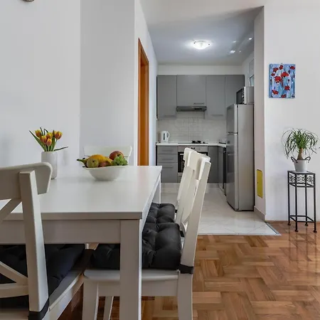 Apartament Lovely